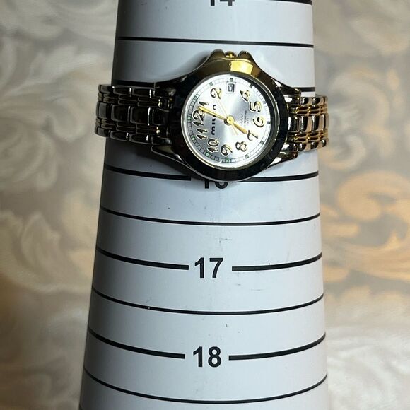Milan Women\'s watch. Pearl opalescent face. MLN896, PC22A Great Condition.